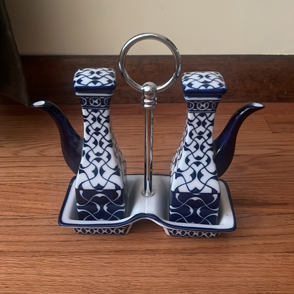 Bombay & Co Blue/White Oil And Vinegar Cruets In Carrying Caddy w/ Silver Handle